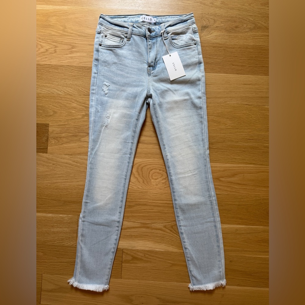 NWT CELLO Light Wash Skinny Women’s Jeans - Size 3